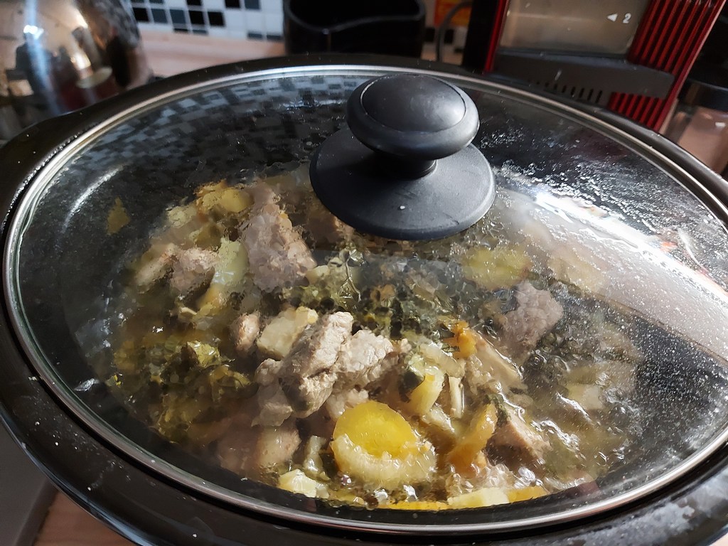 Hartige varkensstoofpot met wortelgroenten