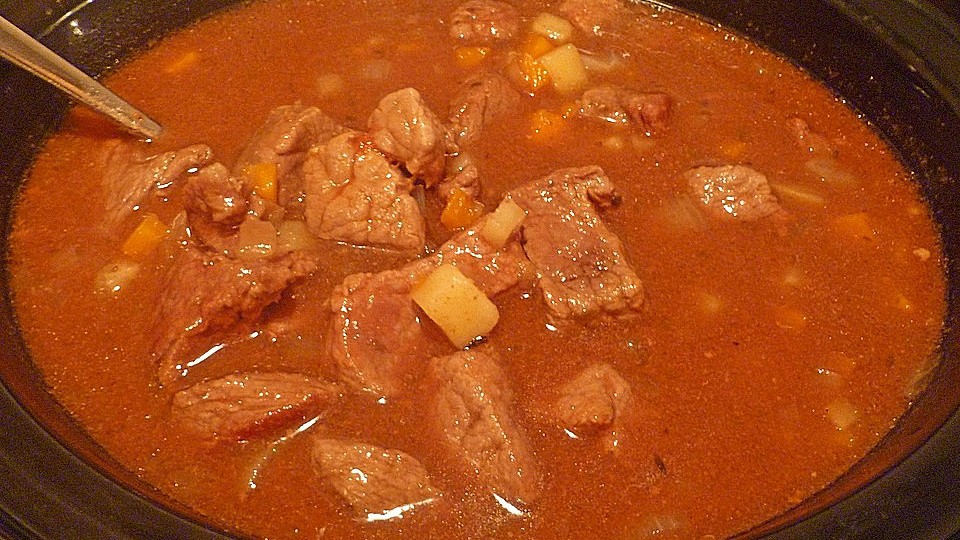 Hartige rundvleesgoulash, zoals mama die vroeger maakte